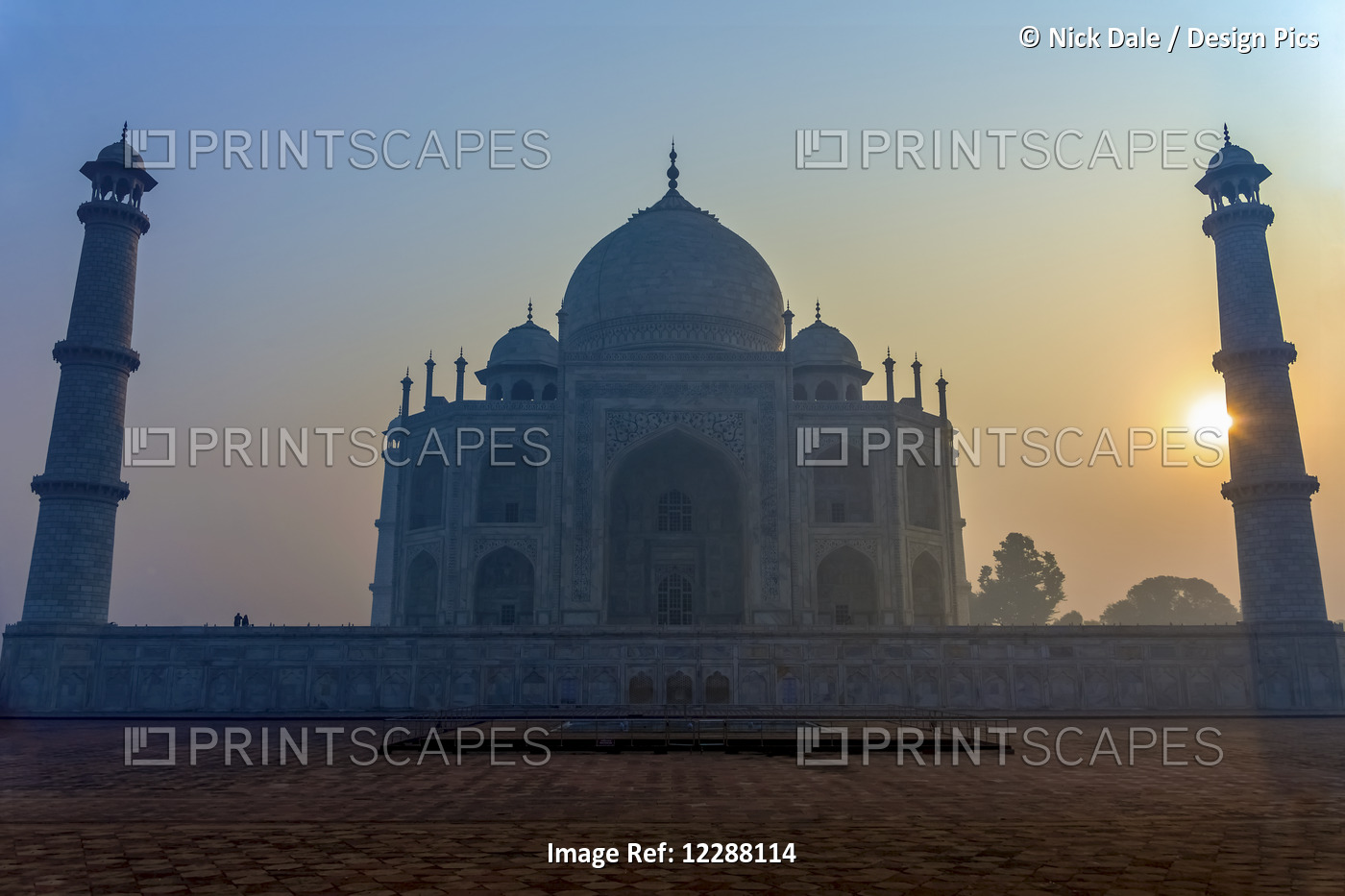Sun Rising Behind One Of The Minarets Of The Taj Mahal Without A Cloud In The ...